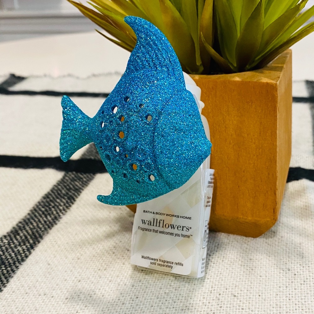 NEW Bath & Body Works Wallflower Blue Glitter Fish - Picture 3 of 3